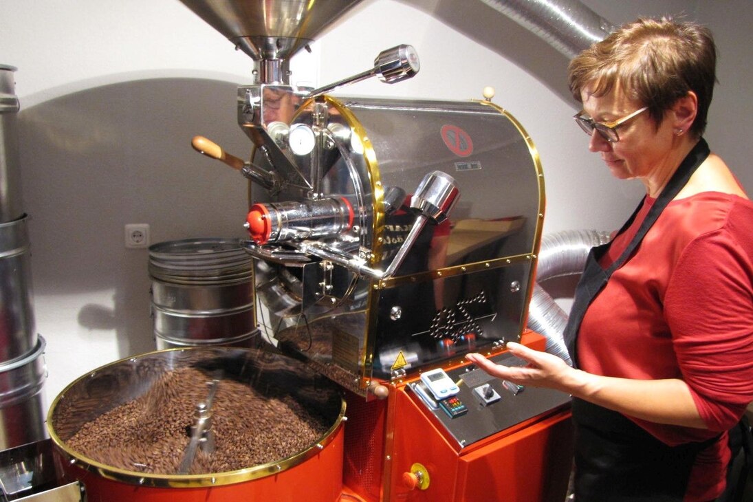 Constanze Müller röstet in der neuen Kaffeeröstmaschine erlesene Bohnen.