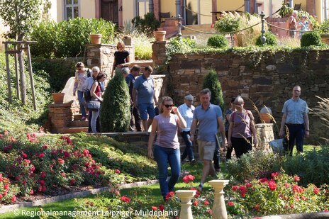 Personengruppe im terassierten Park des Rittergutes Kössern