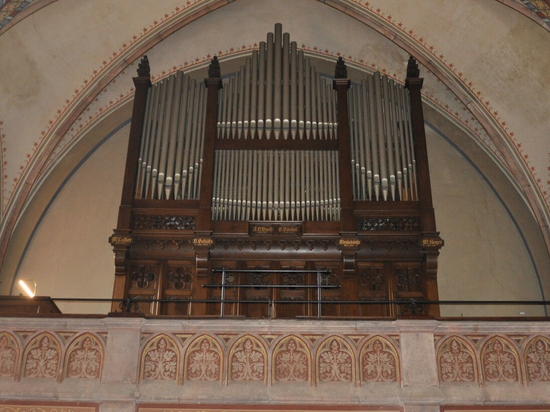 Neugotisches Gewölbe mit Orgelansicht