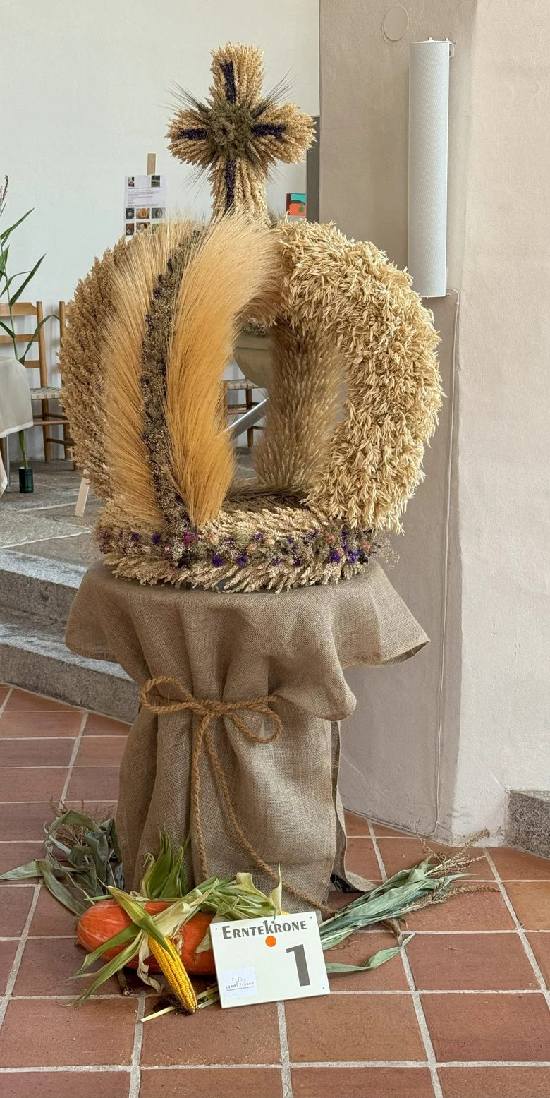 Erntekrone auf geschmücktem Tisch