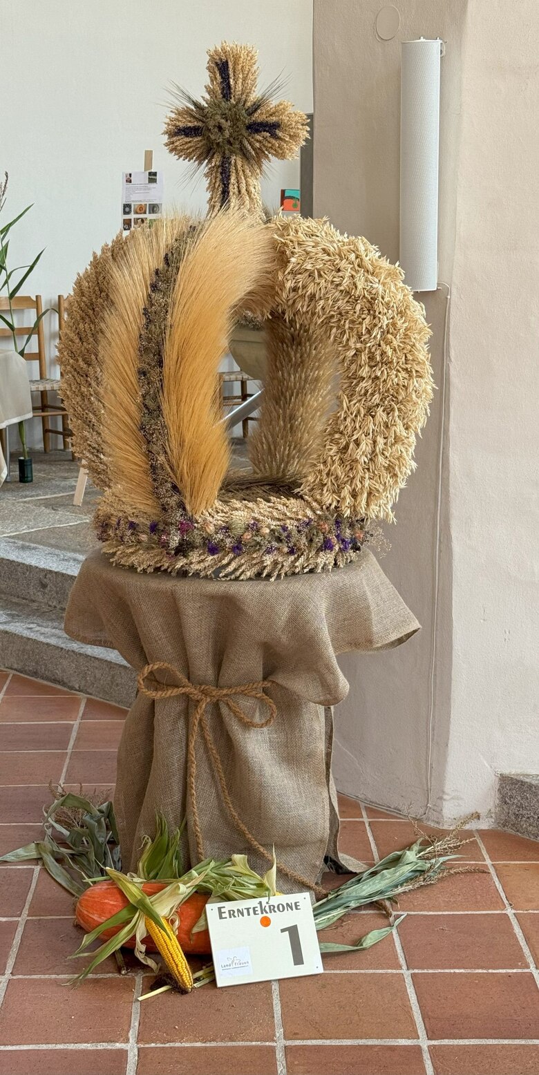 Erntekrone auf geschmücktem Tisch