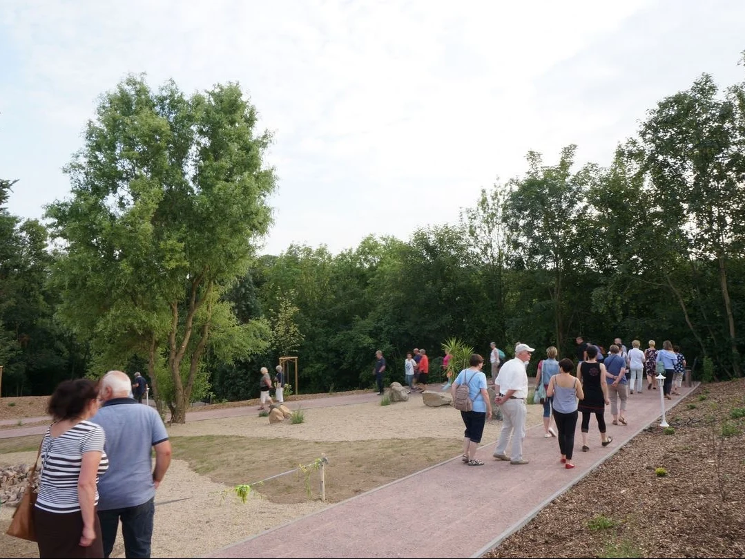 Mehrere Besuchergruppen durchstreifen das Wegenetz der neuen Parkanlage.