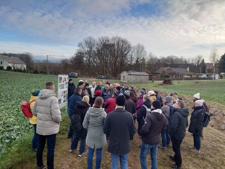 Teilnehmende vor Ort auf einem Feldweg