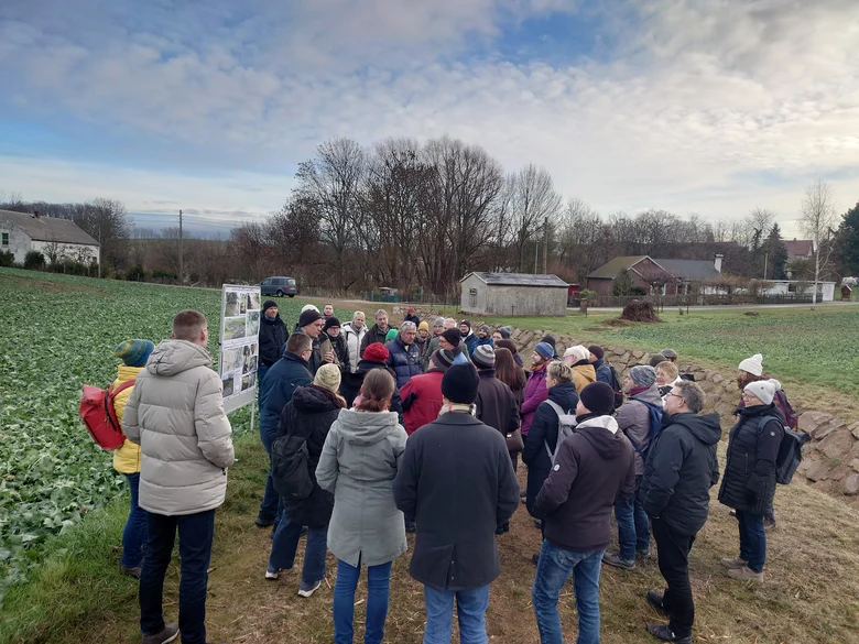 Teilnehmende vor Ort auf einem Feldweg