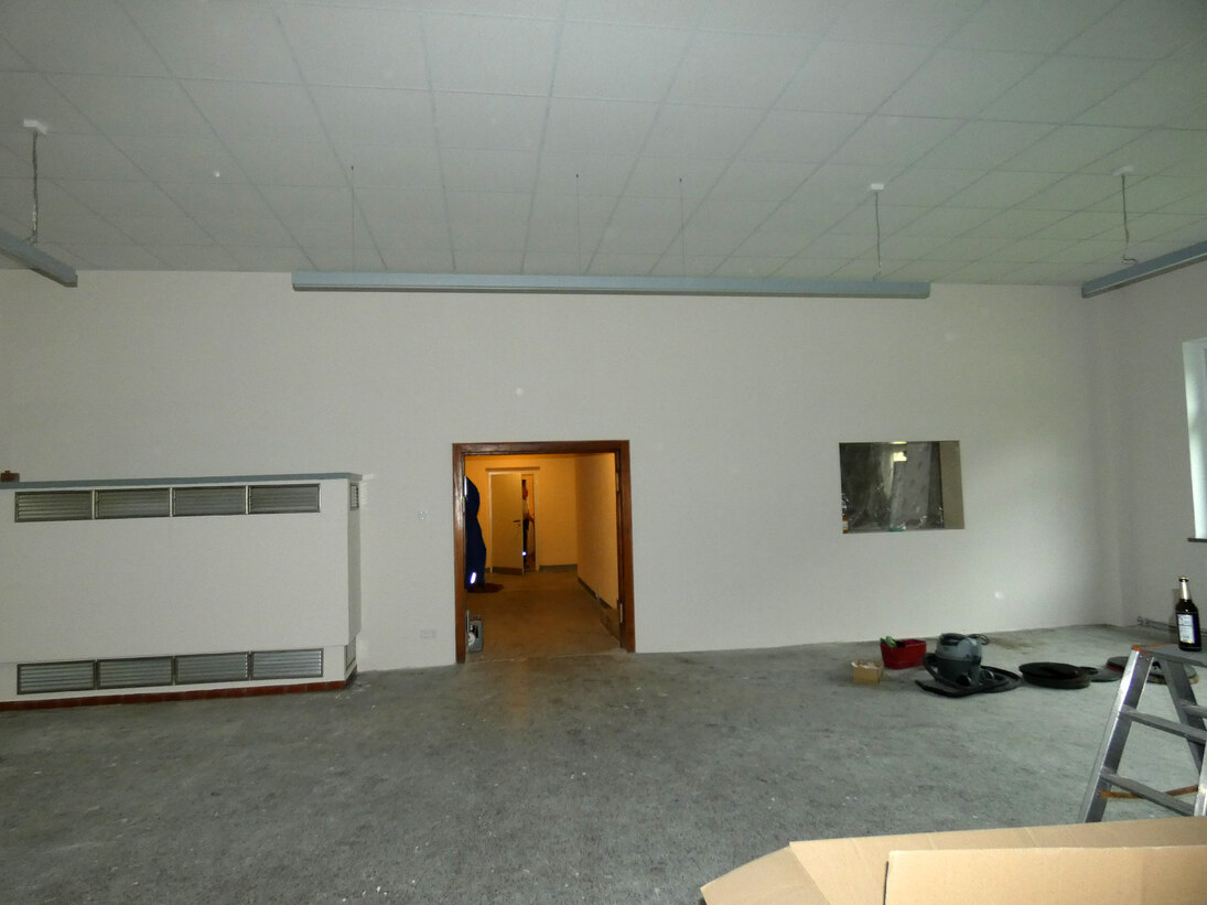 Saal mit Blick zum Eingangsbereich