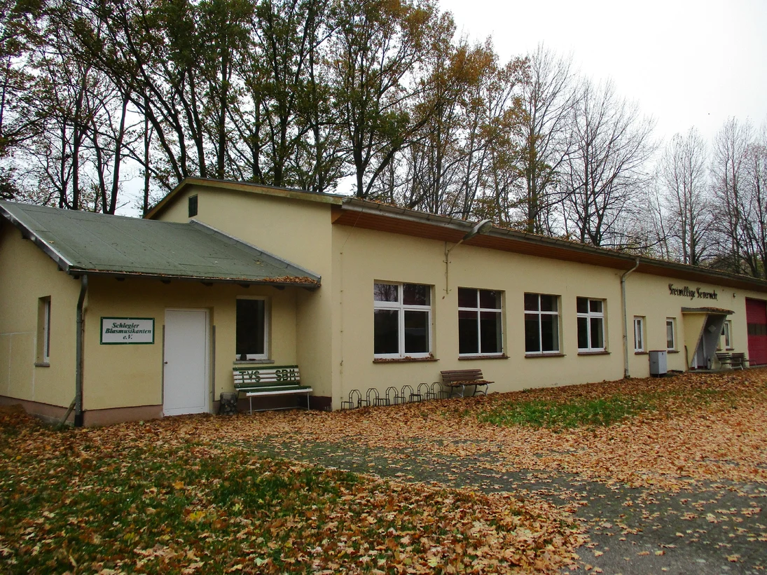 Außenansicht des Dorfgemeinschaftshauses, ein langgezogener eingeschossiger Zweckbau