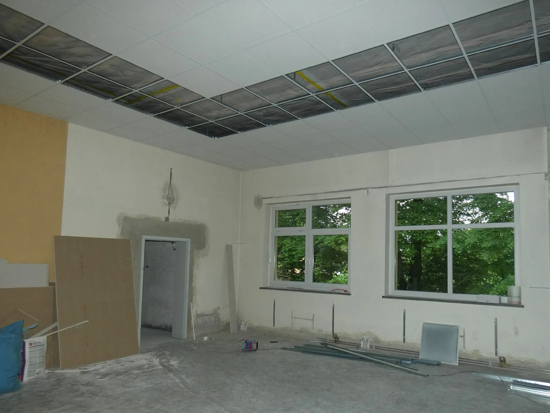 Saal während der Sanierung, Decke mit Dämmplatten