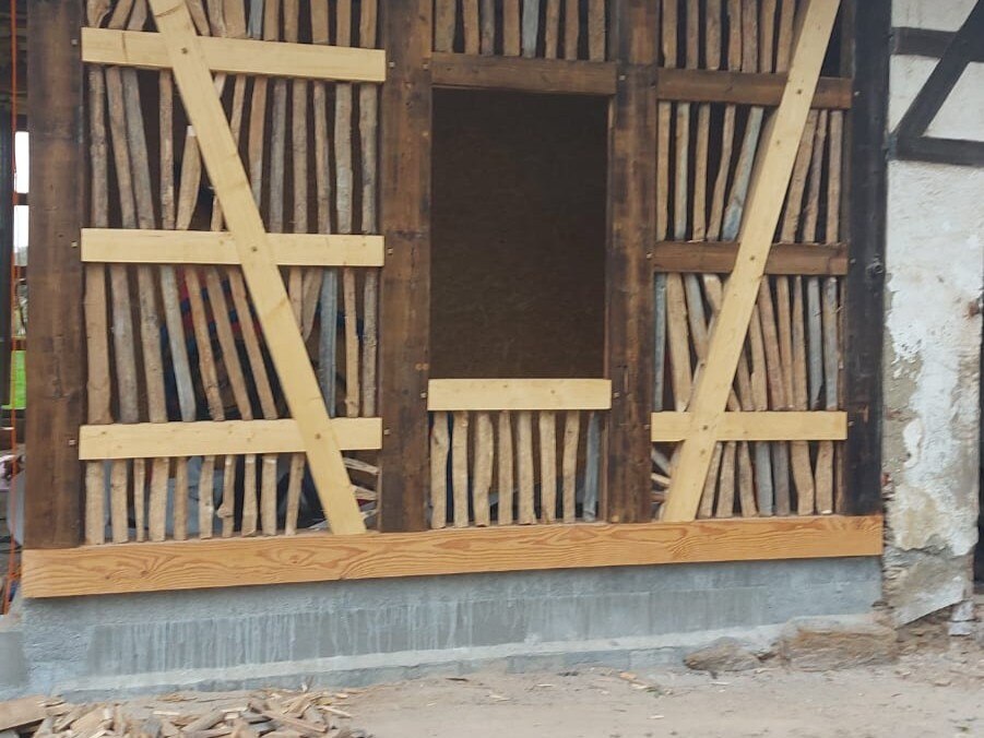 Noch offene Holzkonstruktion für Lehmgefache