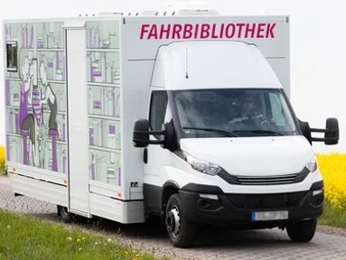 Transport beklebt mit Werbung