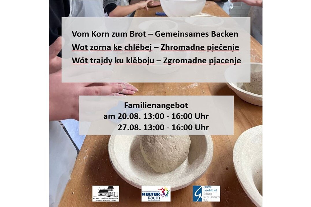 Poster mit Schüsseln, in denen Brotteige liegen, davor zwei Schriftzüge "Vom Korn zum Brot - Gemeinsames Backen" und "Familienangebot am 20.08. 13:00 - 16:00 Uhr / 27.08. 13:00 - 16:00 Uhr