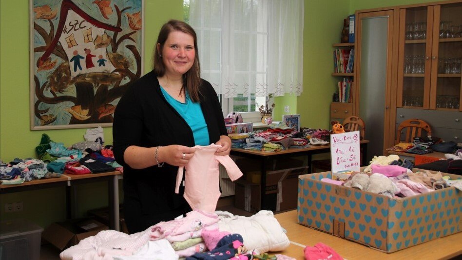 Lydia Ullrich, Leiterin des Familien- und Seniorenzentrums Cranzahl, bei der Vorbereitung eines Kindersachen-Flohmarktes