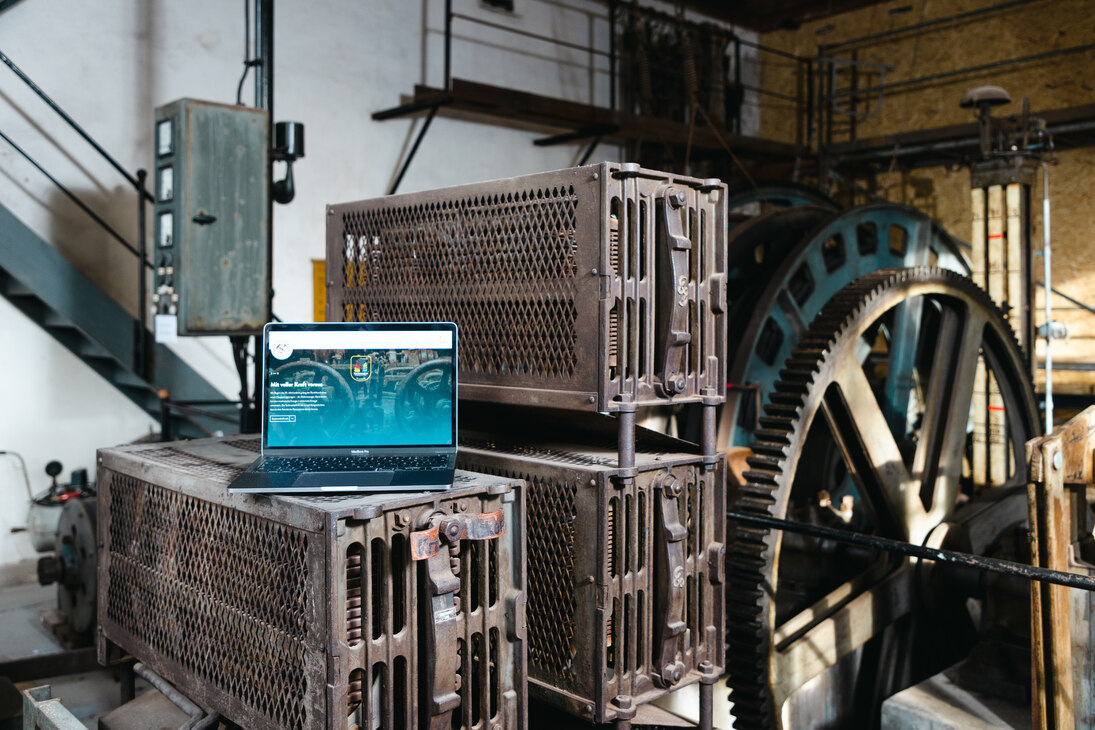 Historische Anlage zum Betreiben des Drei-Brüder-Schachtes in Freiberg. Eingeschalteter Laptop im Vordergrund der Anlage.