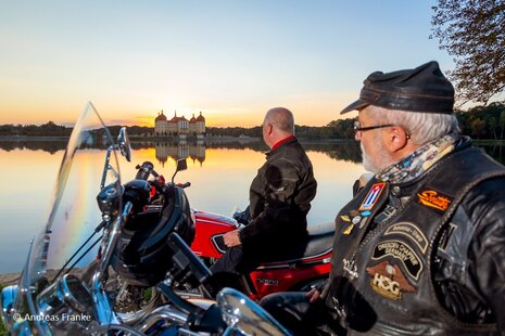 Biker vor dem Wasserschloss Moritzburg