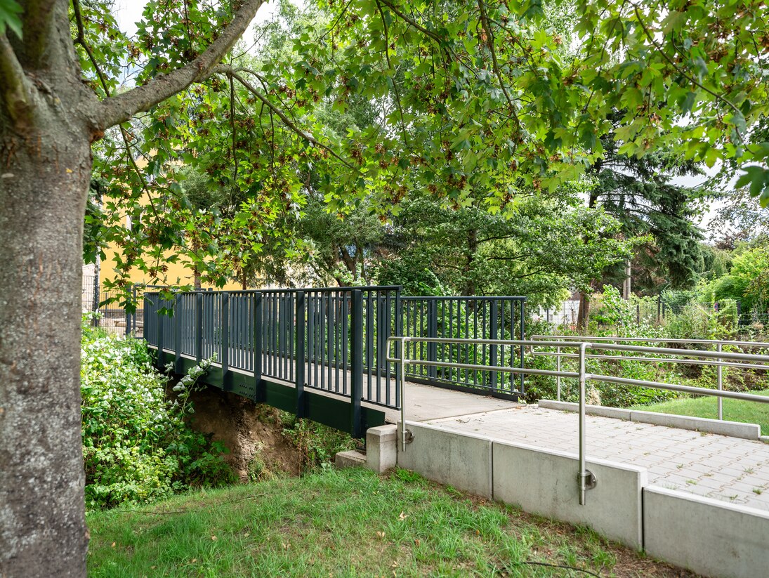 barrierefreie Fußgängerbrücke