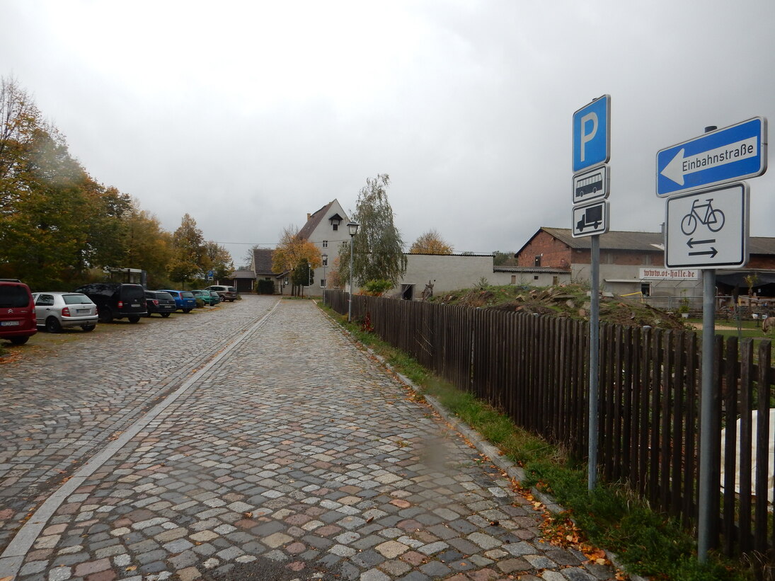 neu gestaltete Pflasteroberflächen, rechts Stellplätze für Lkw und Busse, die auch als Wendemöglichkeit dienen