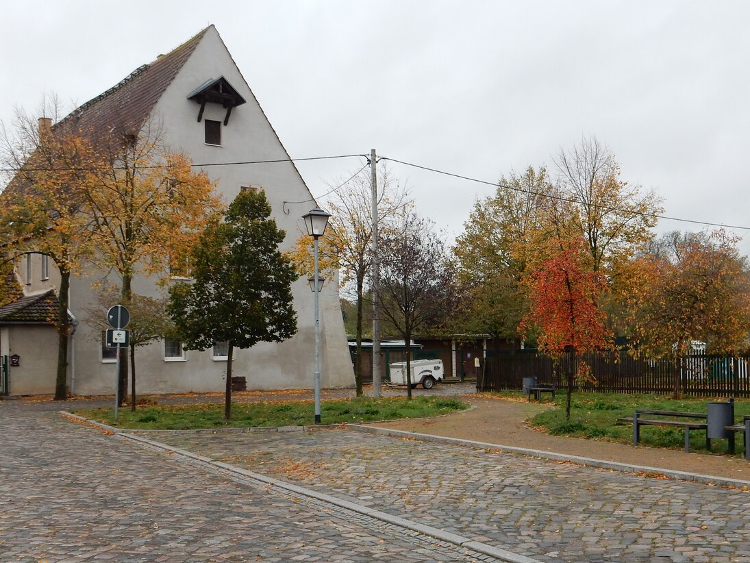 neu gestaltete Pflasteroberflächen, Grünanlage mit Fußweg und Sitzbänken, neue Beleuchtung