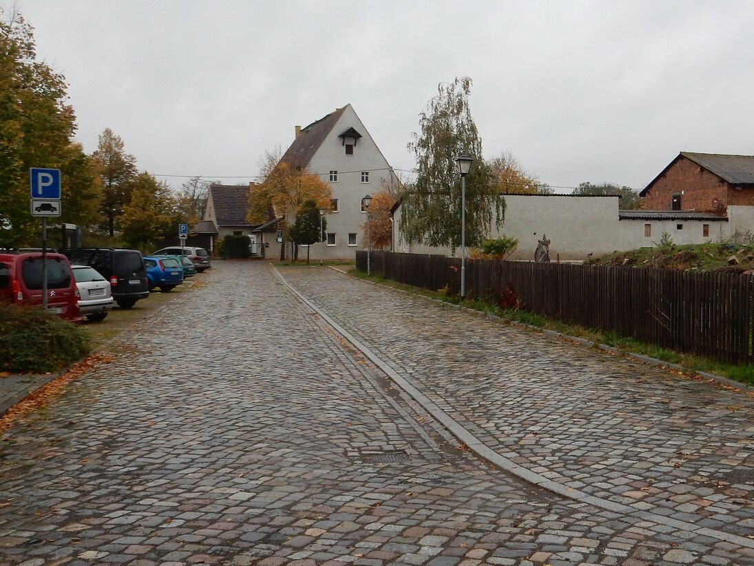 Dorfanger nach der Maßnahme mit neuer Pflasterung und neuer Straßenbeleuchtung