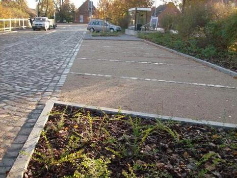 Dorfanger Graditz mit neu gestalteter Pflasteroberflächen im Fahrbahnbereich, Entsiegelung bei den Stellplätzen