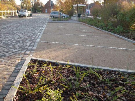 Dorfanger Graditz mit neu gestalteter Pflasteroberflächen im Fahrbahnbereich, Entsiegelung bei den Stellplätzen