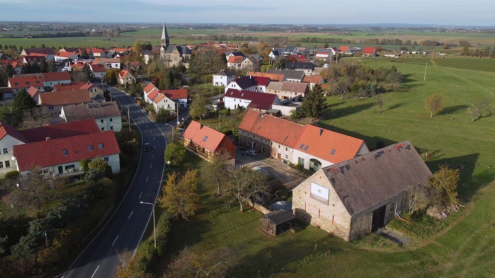 Fotoaufnahme von Großdobritz auf den Dreiseithof aus der Luft.