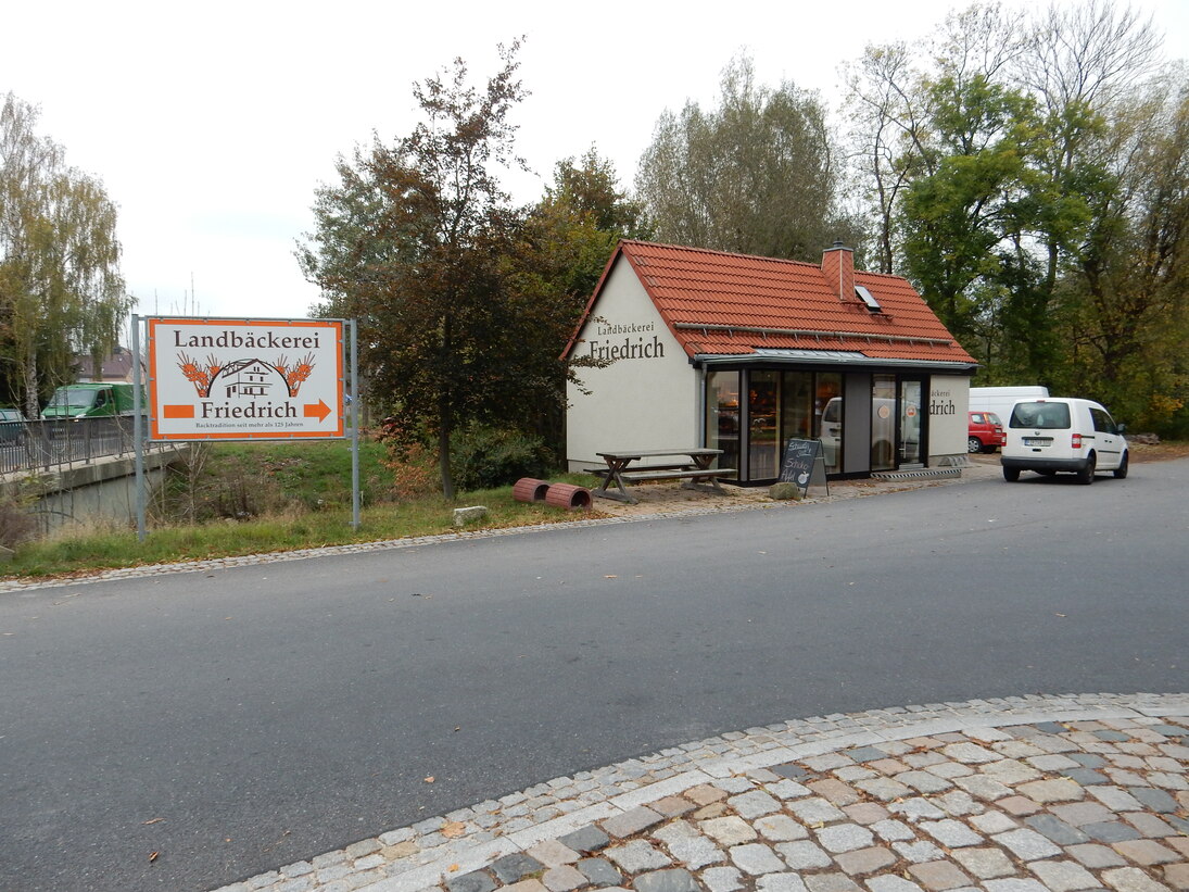 ehemaliges Straßenwärterhaus mit neuer Nutzung als Bäckereiverkauf und Café