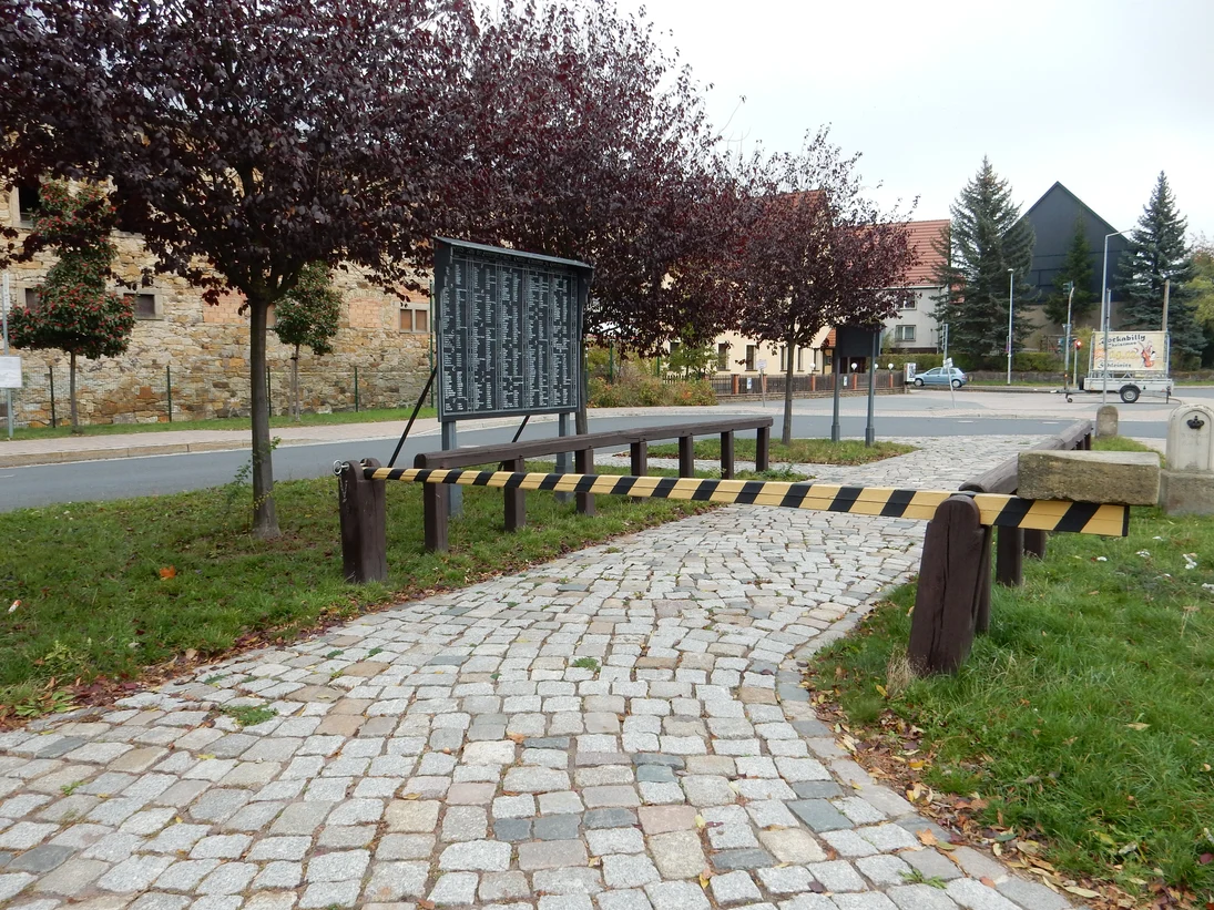 Platzmitte mit historischer Postkutschenstation und Schlagbaum unterschiedliche Pflasterbeläge