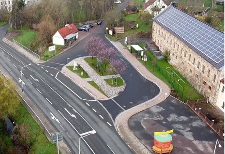Luftbild der Dorfmitte Grumbach mit historischer Geleitstelle in der Mitte, neuen Straßen und Fußwegen