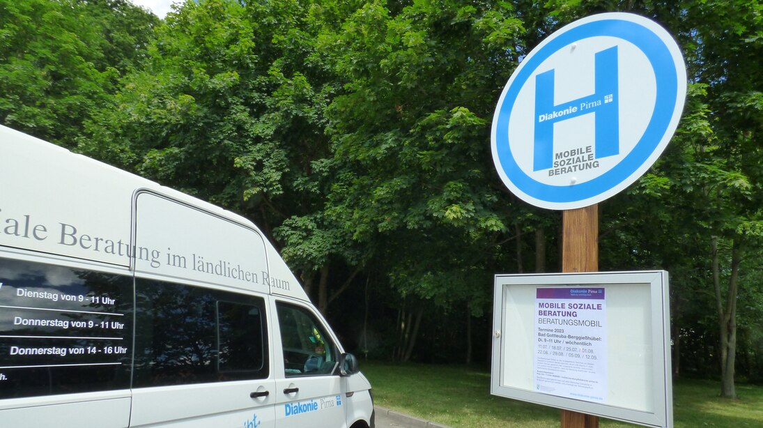 Haltestelle mit Bus und einem runden Schild mit großem blauem „H“ und einer Informationstafel zu den Vor-Ort-Termine