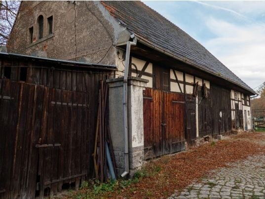 Alte Fachwerkscheune mit Holzschuppen