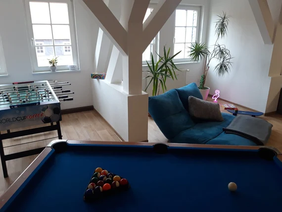 Tisch-Kicker, Billardtisch und Relaxliegen laden zur Nutzung ein