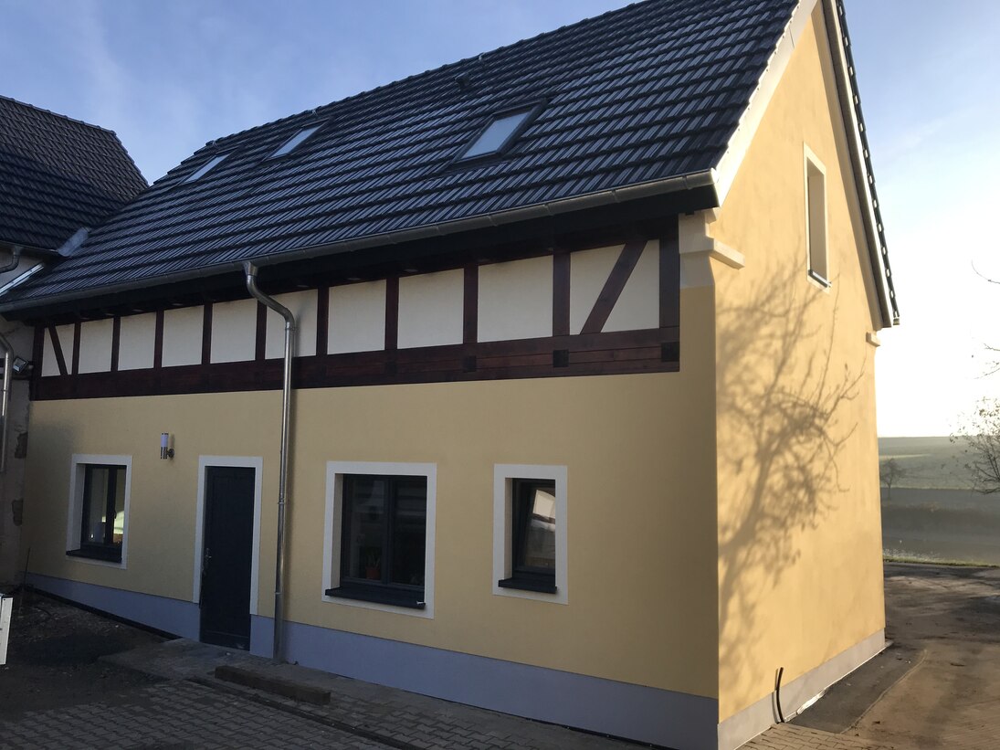 Bild der sanierte Scheune vom Haus aus gesehen