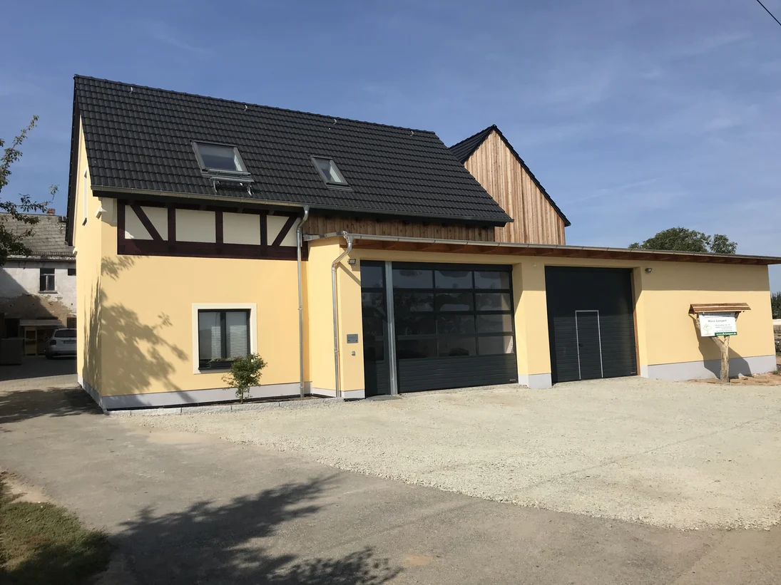 Vorderansicht der sanierten Scheune mit Tor zur Maschinenhalle