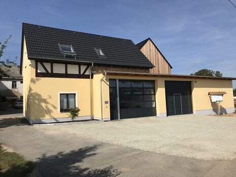 Vorderansicht der sanierten Scheune mit Tor zur Maschinenhalle
