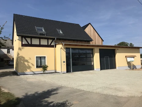 Vorderansicht der sanierten Scheune mit Tor zur Maschinenhalle