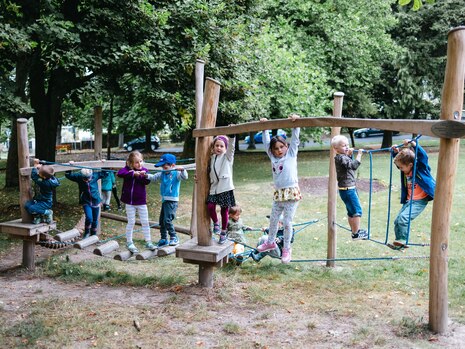 Kinder klettern auf dem neuen Balancierparcours im Stadtpark Sonnenstraße in Hartha.