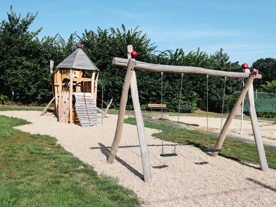 Die neue Anlage auf dem Spielplatz in Wohlau. Im Hintergrund Bänke und Büsche.