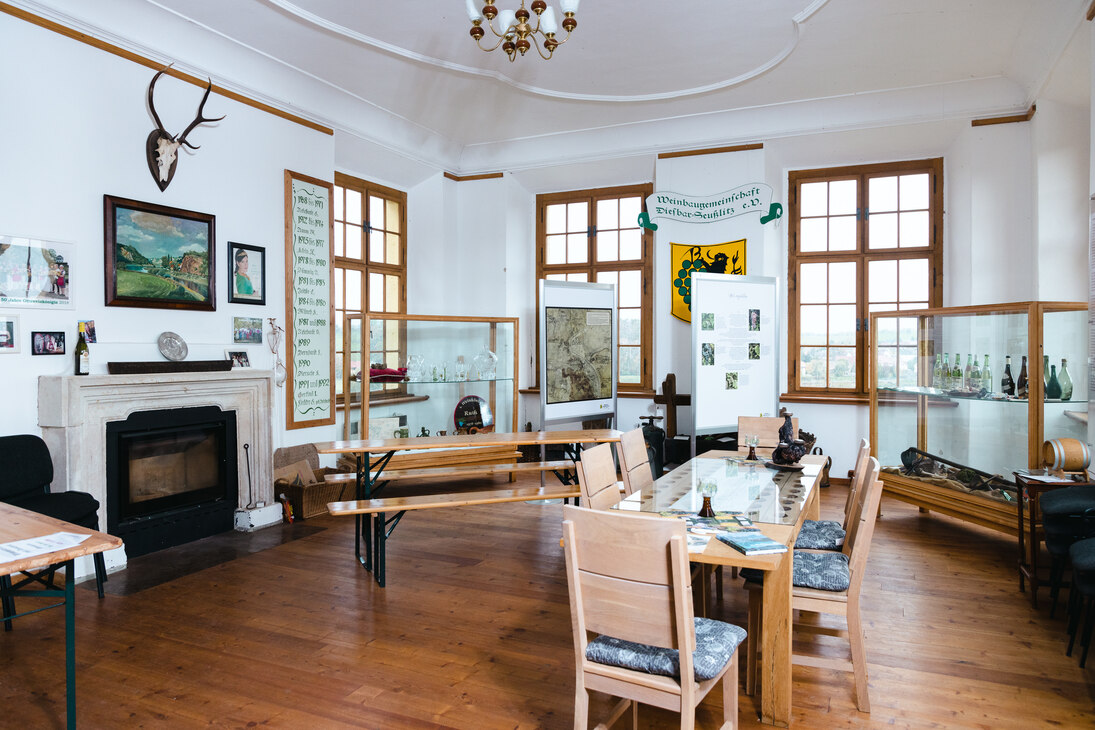 Ausstellungsraum in der Heinsrichsburg in Nünchritz zum Thema Weinbau. In der Mitte befindet sich unter anderem ein riesiger Korkenzieher.