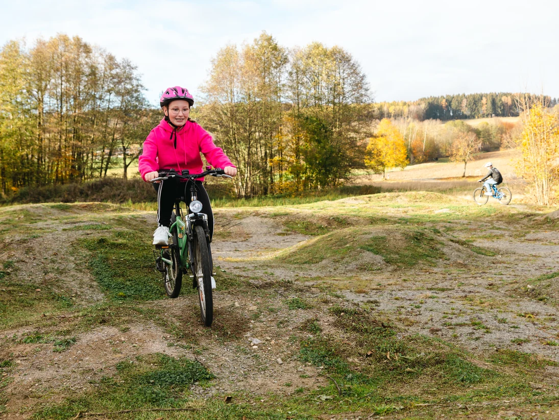 Ein Mädchen fährt mit dem Fahrrad über die angelegte Strecke.