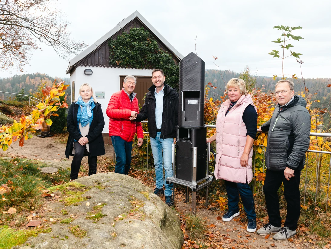 Neben der neuen Camera Obscura sind fünf Umsetzer*innen zu sehen.