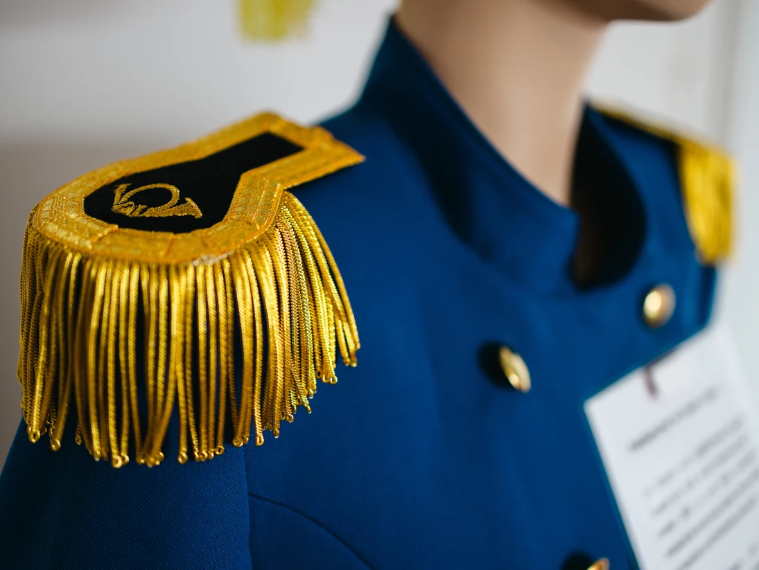 Fotografie des Schulterdetails der Uniform