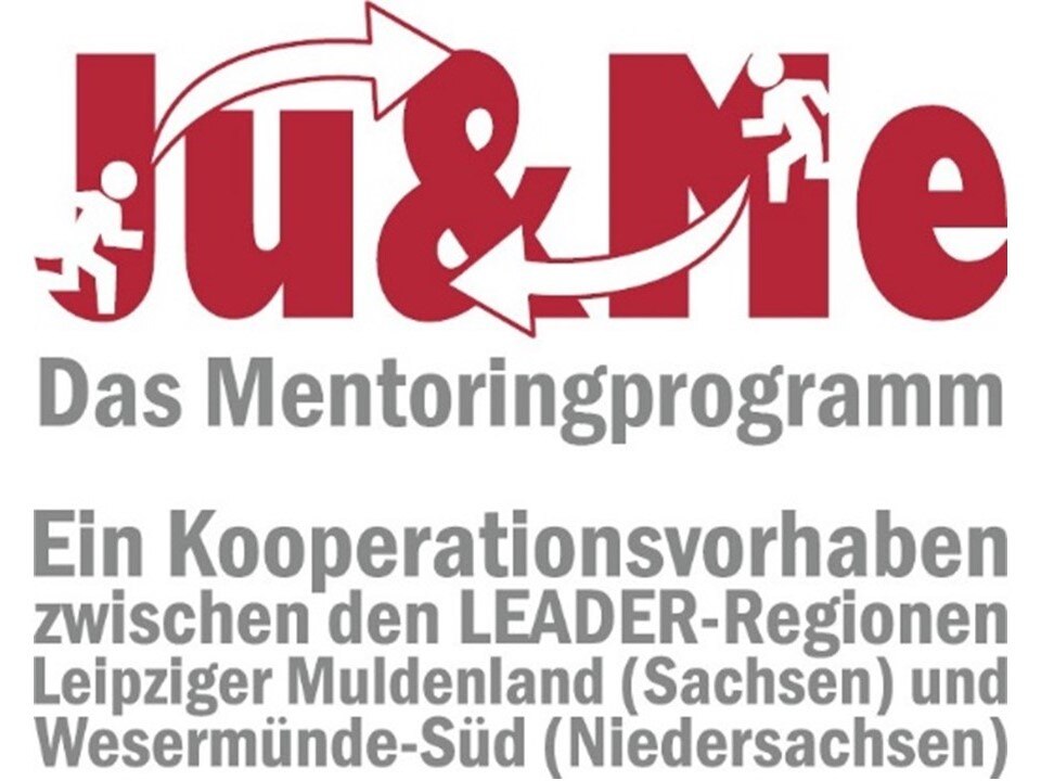 Ju & Me in einem roten Schriftzug als Logo für das Mentoringprogramm