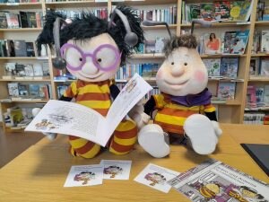 Stoffpuppen als Bienen