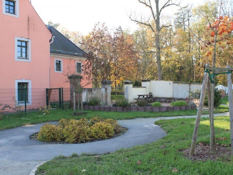 Außenanlage der Kita mit neu angelegter Bepflanzung und Wegen