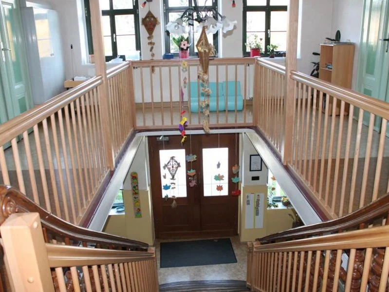 Innenbereich mit Blick auf Treppe und sanierte Flure