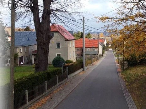 Standbild zum Video über die Gestaltung der Dorfstraße in Kleincarsdorf, Gemeinde Kreischa, aufrufbar über youtube. Bild der Straße mit Überschrift »Mit Bürgerbeteiligung zur optimalen Straßenraumgestaltung«