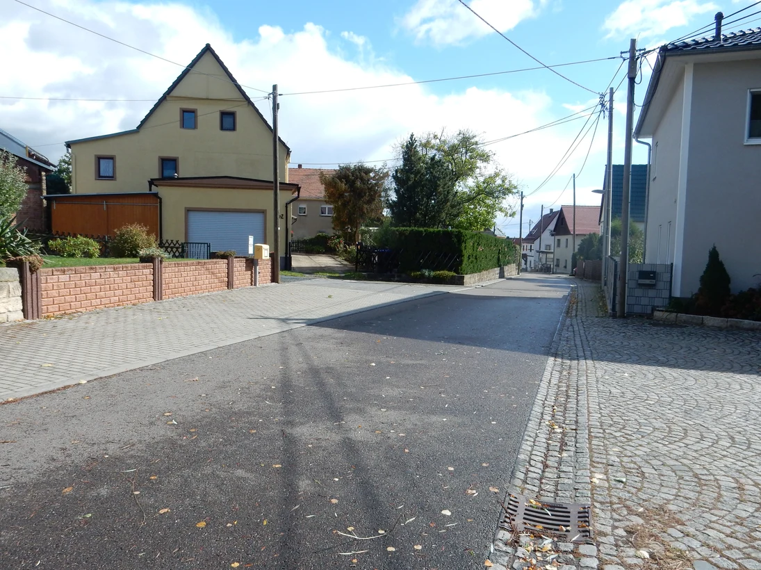 Dorfstraße und Anger mit überfahrbaren, multifunktionalen Seitenräumen
