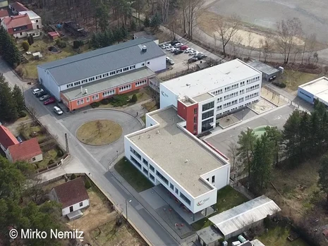 Das sanierte Gebäude der Freien Schule Schwepnitz mit der Turnhalle und dem Anbau