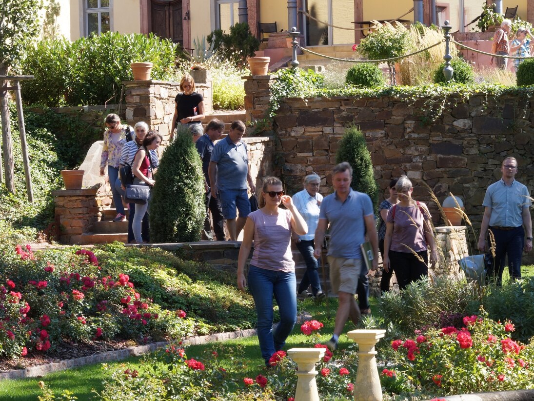 Personen auf der Treppe zum Garten