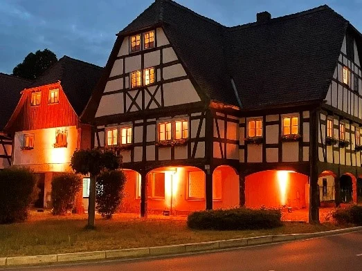 Ein Bild der "Alten Schmiede" am Abend mit stimmungsvoller Beleuchtung.