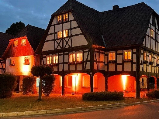 Ein Bild der "Alten Schmiede" am Abend mit stimmungsvoller Beleuchtung.